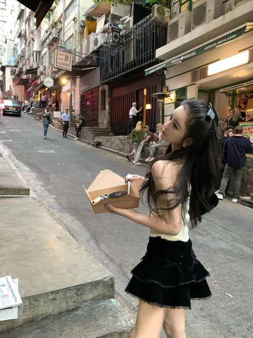 Read Nameless /白色羊驼绒挂脖背心+高级黑丝绒蝴蝶结裙裤 商品图1