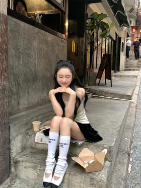 Read Nameless /白色羊驼绒挂脖背心+高级黑丝绒蝴蝶结裙裤