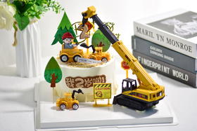 【吊车挖机蛋糕】动物奶油、新鲜水果，原味蛋糕胚；小朋友总是有强烈的好奇心、破坏性、创造性，伴随成长的轨迹，拥有更多的快乐~