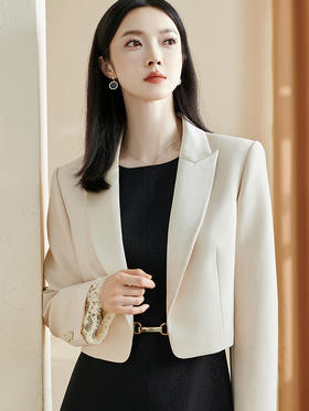 米思阳2026春季新款通勤杏色西装戗驳领拼接醋酸短款外套2597