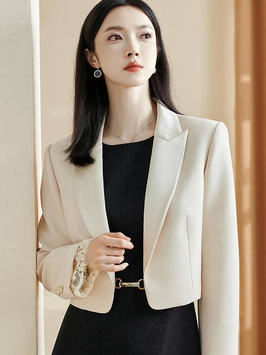 米思阳2026春季新款通勤杏色西装戗驳领拼接醋酸短款外套2597 商品图0