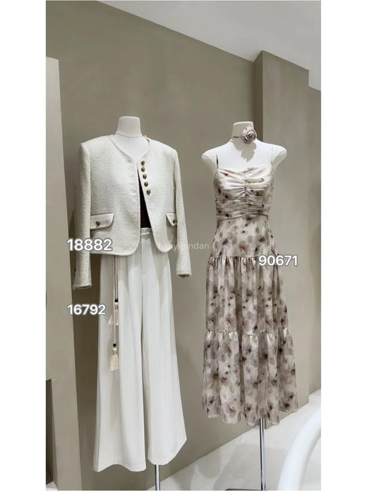 反季秒杀羊毛铜扣外套 商品图0