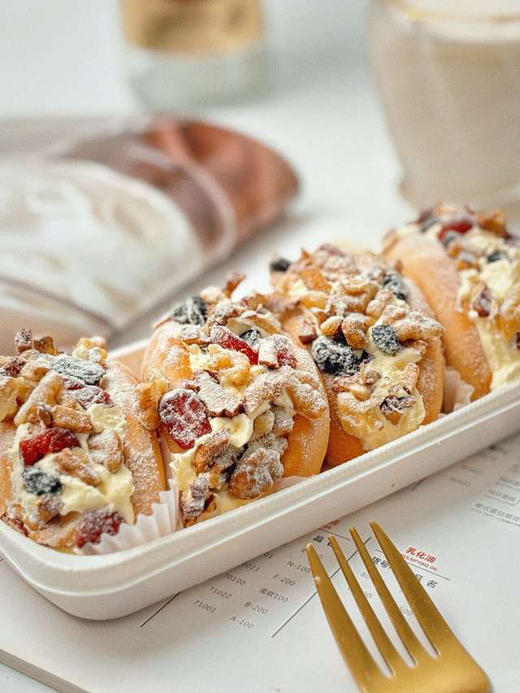 新疆塔城奶酪包/云朵夹子，硬核有料，纯手工制作，浓郁奶酪，馅料足，奶酪+黑加仑+蔓越莓+核桃仁，让你一口炫个够，不加白砂糖，不加色素，不加防腐剂的纯正俄罗斯风味塔城奶酪包，吃的就是美味，吃的就是健康！ 商品图2