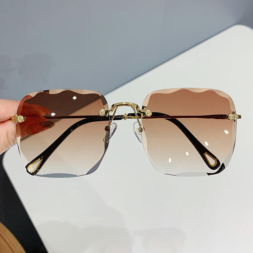 【潮搭好物！时尚单品】新品无框切边方形太阳镜女，韩版网红圆脸素颜墨镜渐变片潮，简单的框型基本型设计， 时尚质感镜腿， 清晰镜片呵护双眼。 商品图3