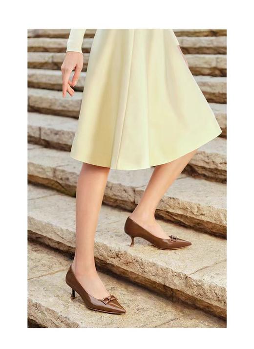 KISSCAT接吻猫[瑰丽系列]24春新烤漆饰扣尖头高跟法式细跟单鞋 商品图8