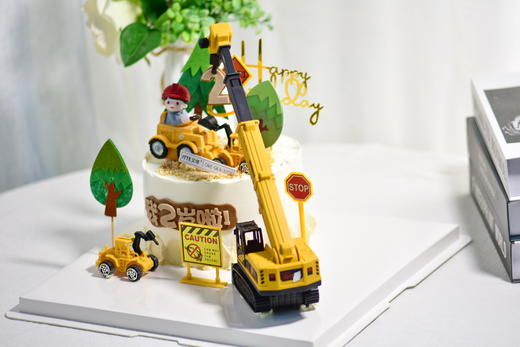 【吊车挖机蛋糕】动物奶油、新鲜水果，原味蛋糕胚；小朋友总是有强烈的好奇心、破坏性、创造性，伴随成长的轨迹，拥有更多的快乐~ 商品图1