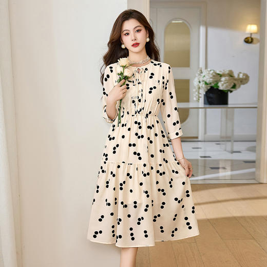 WZNHWL97399 2024年春季上新气质时尚优雅系带圆领舒适透气修身显瘦百搭连衣裙 商品图1