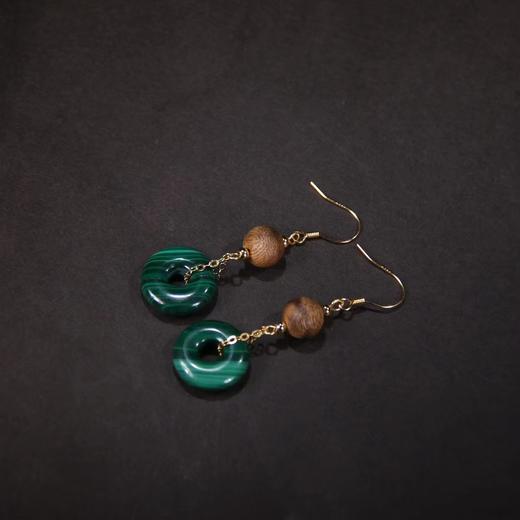 孔雀石平安扣圆珠奇楠耳环 商品图1