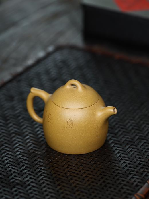【青山特惠】宜兴原矿精品手工 段泥刻绘秦权紫砂壶 200cc 商品图1