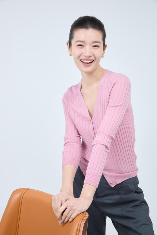 【必入单品】噢蜜ooomeooo可机洗羊毛🦙气眼扣v领开衫 商品图9