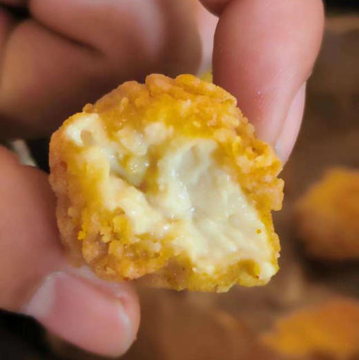 荚之香爆浆酥豆花，外酥里嫩，口口爆浆
云南石屏豆腐的升级版！经过油炸后，酥香的表皮包裹着豆香浓郁的豆浆，一口咬下去，香甜的豆浆爆浆喷涌，香嫩软滑。再搭配一盘灵魂蘸料，酥与嫩的完美结合！一组两盒，送蘸料 商品图2