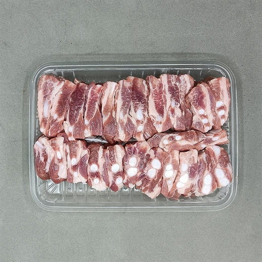 精选东北黑民猪，内蒙基地跑山慢养，鲜美可口，儿时味道。精选肋排末端脆骨，标准分切至寸段儿；肥瘦肉1:9黄金配比，肉质鲜嫩；脆骨细脆，弹牙；红烧入味、炖煮鲜香。屠宰后24小时低温排酸，全程冷链。2斤/份 商品图1