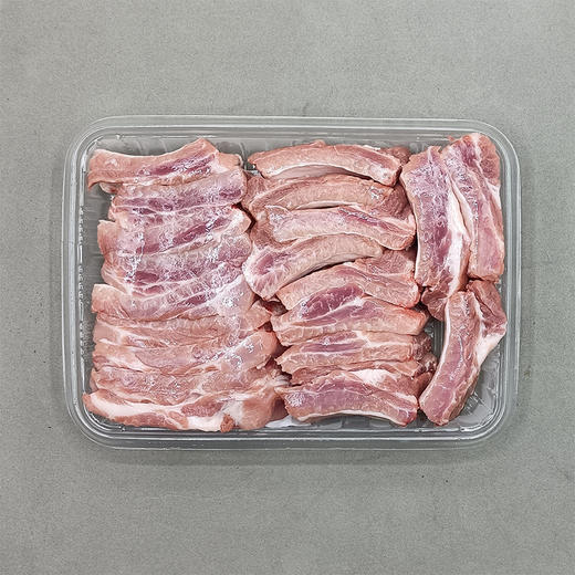 精选东北黑民猪，内蒙基地跑山慢养，鲜美可口，儿时味道。精选肋排中断，切段7分硬骨3分软骨。肉质鲜嫩，大理石纹路清晰，脂肪分布均匀，瘦肉纤维细嫩，红烧炖煮皆宜。屠宰后24小时低温排酸，全程冷链。2斤/份 商品图1