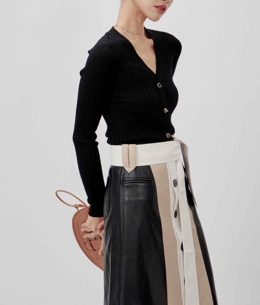 【必入单品】噢蜜ooomeooo可机洗羊毛🦙气眼扣v领开衫 商品图14