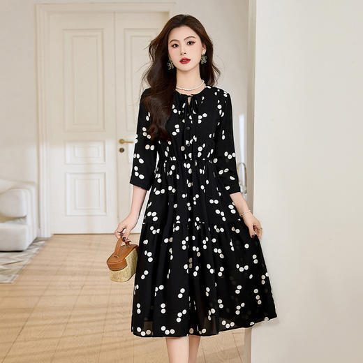 WZNHWL97399 2024年春季上新气质时尚优雅系带圆领舒适透气修身显瘦百搭连衣裙 商品图2