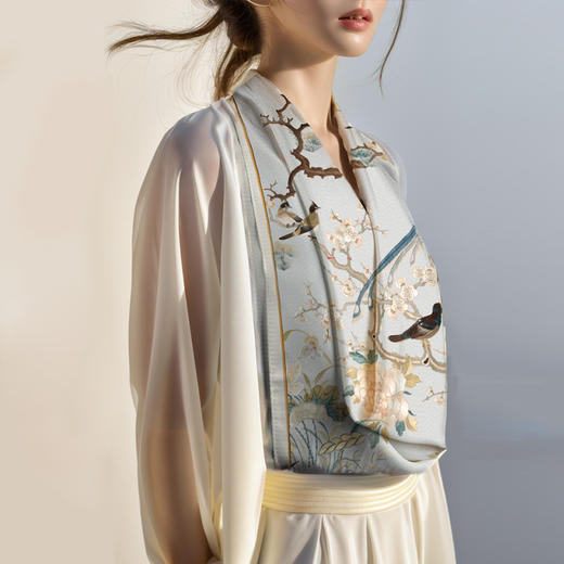 万事利“归燕衔春”88厘米双面印花大方巾 商品图1