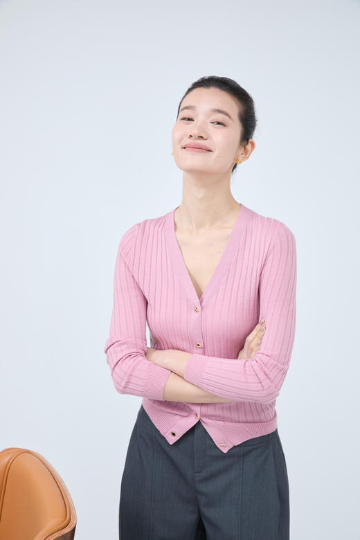 【必入单品】噢蜜ooomeooo可机洗羊毛🦙气眼扣v领开衫 商品图2