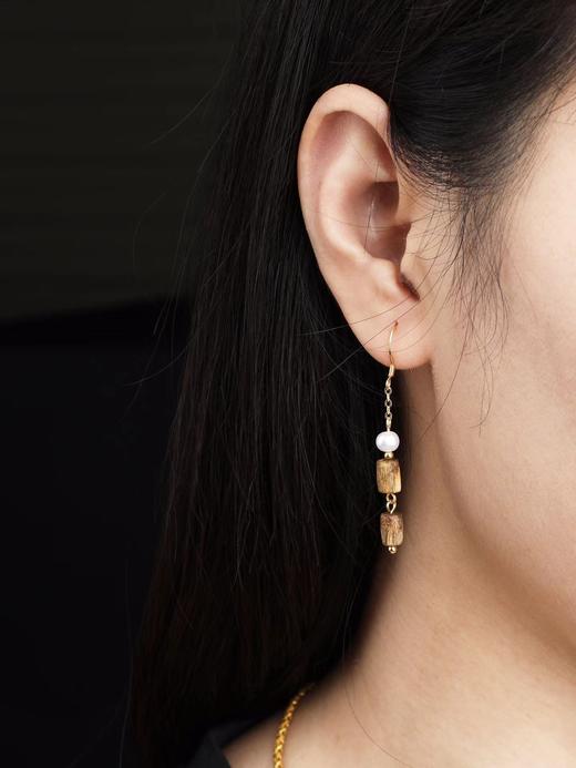 珍珠桶珠奇楠耳环 商品图1