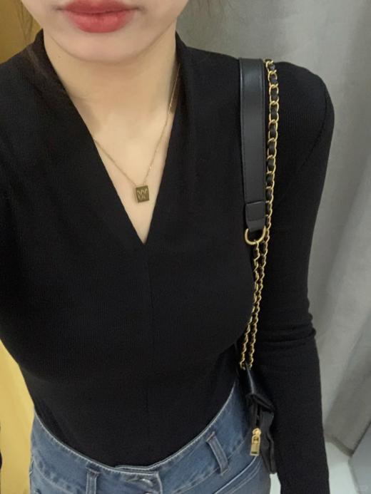 百搭黑色V领上衣 商品图1