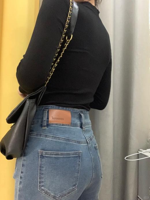 百搭黑色V领上衣 商品图3