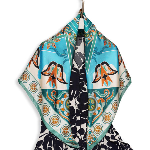 深山集市桑蚕丝车边纹样印花方巾90cm*90cm 商品图3