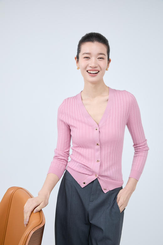 【必入单品】噢蜜ooomeooo可机洗羊毛🦙气眼扣v领开衫 商品图5