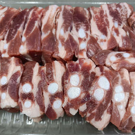 精选东北黑民猪，内蒙基地跑山慢养，鲜美可口，儿时味道。精选肋排末端脆骨，标准分切至寸段儿；肥瘦肉1:9黄金配比，肉质鲜嫩；脆骨细脆，弹牙；红烧入味、炖煮鲜香。屠宰后24小时低温排酸，全程冷链。2斤/份