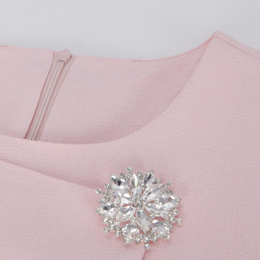 RE8A4斯尔丽24年新款简约气质不对称搭片设计装饰扣连衣裙 商品图4