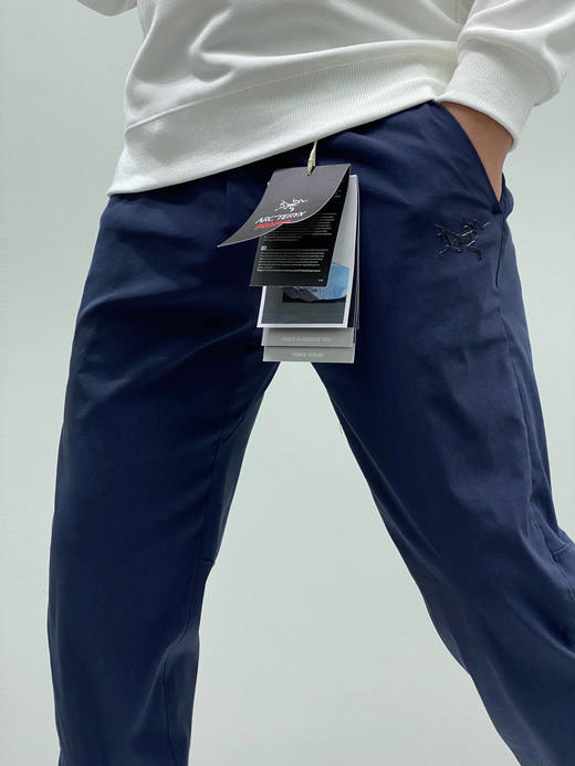 点此购买 始祖鸟LEVON PANT系列轻量男子休闲长裤 LL 281617 商品图4