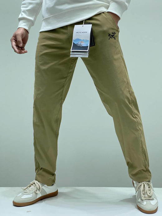 点此购买 始祖鸟LEVON PANT系列轻量男子休闲长裤 LL 281617 商品图1