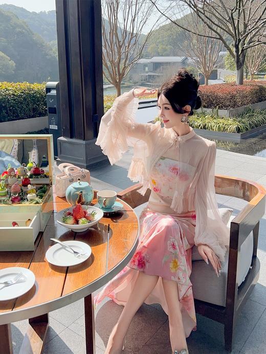 余潇潇【国色天姿】国风优雅桑蚕丝外搭&真丝弹力缎印花鱼尾吊带裙 商品图8