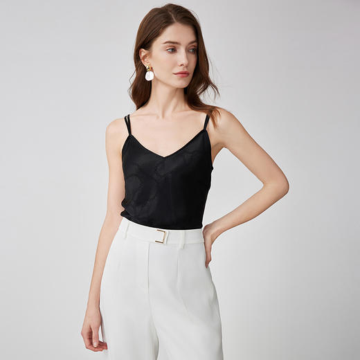 EITIE爱特爱夏季新款纯色v领百搭显瘦吊带内搭小背心7413101 商品图2