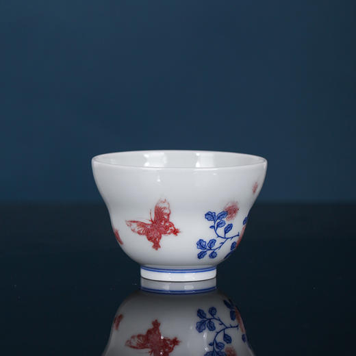 青花釉里红蝶恋花束腰杯 商品图3