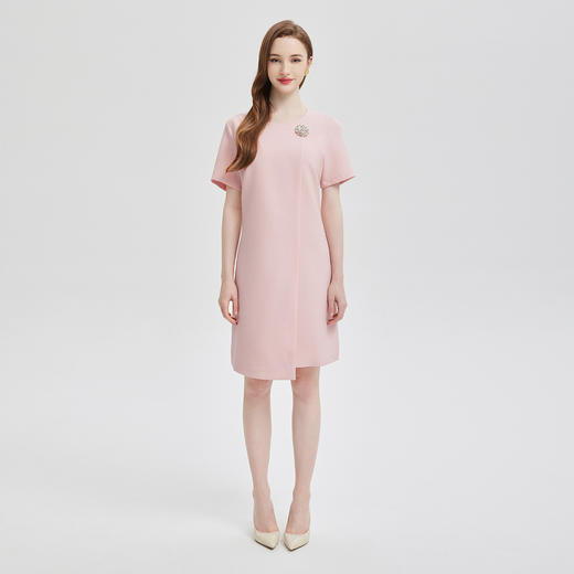 RE8A4斯尔丽24年新款简约气质不对称搭片设计装饰扣连衣裙 商品图3