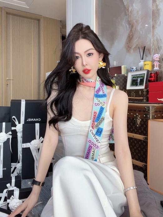 余潇潇【奶系香肩】百搭透气凉爽光丝挑孔舒适性感时尚线条感吊带夏 商品图7