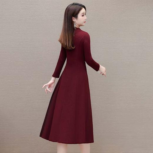 QYM-618905红色喜气连衣裙长袖V领中长裙2024年春季新款女装百褶裙 商品图2