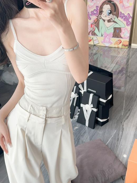 余潇潇【奶系香肩】百搭透气凉爽光丝挑孔舒适性感时尚线条感吊带夏 商品图5