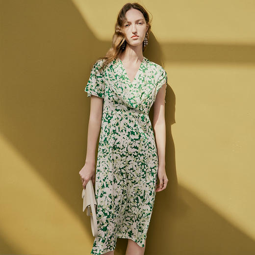 EITIE爱特爱夏季新款印花时尚气质V领显瘦高腰连衣裙7407107 商品图3