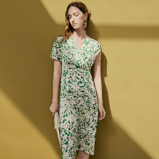EITIE爱特爱夏季新款印花时尚气质V领显瘦高腰连衣裙7407107 商品图4