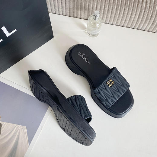 【韩版网红 厚底拖鞋女】夏季休闲外穿 新款纯色海边沙滩一字拖 商品图2