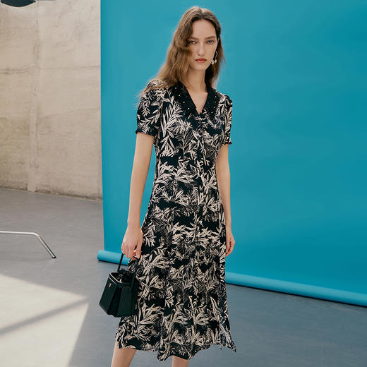 EITIE爱特爱夏款新品V领显瘦高腰舒适印花复古裙摆开叉连衣裙7407119 商品图4