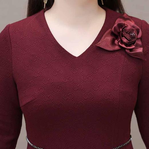 QYM-618905红色喜气连衣裙长袖V领中长裙2024年春季新款女装百褶裙 商品图3