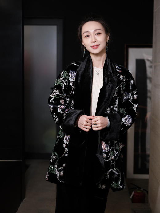 暂不上架限量款 | 真丝加密缎亮片串珠围巾式外套 商品图1