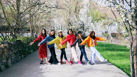  “认识了一群有趣的人，看到最美梨花！” 