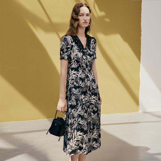 EITIE爱特爱夏款新品V领显瘦高腰舒适印花复古裙摆开叉连衣裙7407119 商品图2