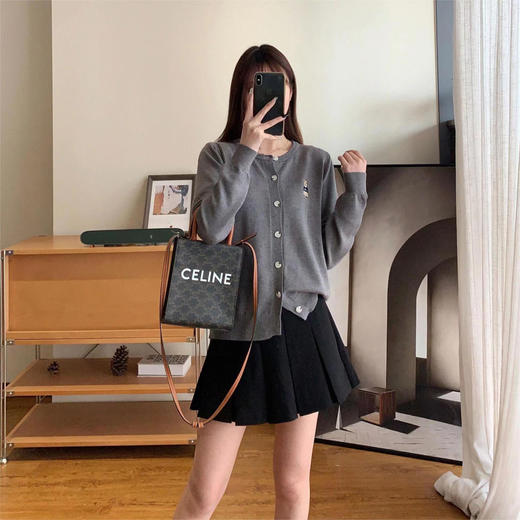 【秋季女装丨MUERYI  针织开衫 】 温柔刺绣小熊甜美针织开衫  宽松版型 面料轻薄透气性好 简约圆领设衬脸型不挑人，日常出行百搭 商品图5