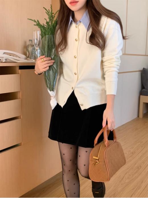 💥【早春衬衫领拼接气质百搭针织开衫-N589】👍 🔺1.黑色针织衫与蓝色条纹衬衫领相结合既保留了✅针织衫的温暖舒适又增添了衬衫的干练气质⭐ 商品图1