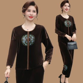 🍑【简牧羊国风金丝绒春秋休闲妈妈装】🌿1、适合春日里的穿搭，采用两件套的形式，💕对于中年妈妈来说更加方便快捷、百搭、舒适！