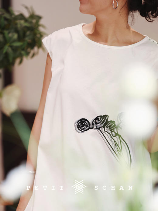 PETIT SCHAN小闪  CLO#303 Buy flowers herself 给自己买花儿 侧开叉中长款花影刺绣无袖T恤 商品图1