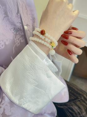 春夏新款！新中式国风美学穿搭配饰分享！天ran和田玉手串项链 细腻润白 花痴配色挑选玉石du家定制款，吉祥如意美好寓意，一物一证，品质信赖！与介面新中式搭配 尽显东方女性优雅浪漫